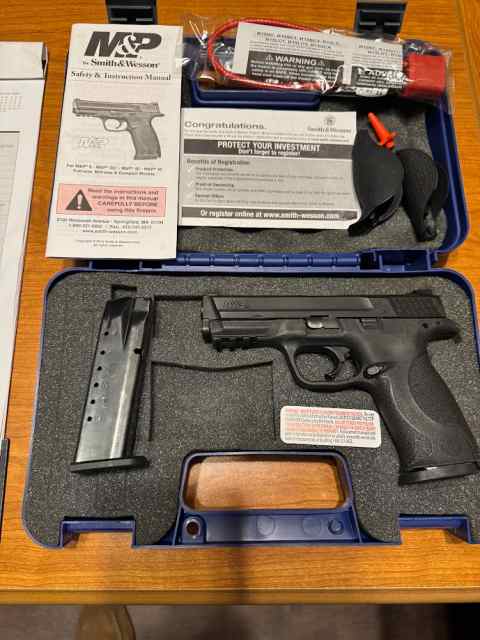 S&amp;W M&amp;P 40 Like new in the box