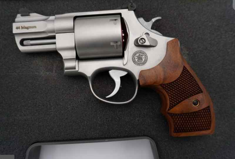 Smith and Wesson 629 .44mag snub nose BNIB